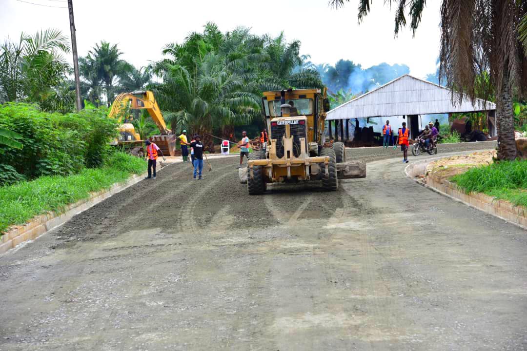 Big_Sinudo's tweet image. From Promises to Pavements — #SimFubara Is Changing the Story

Good governance is felt, not forced.

In Ahoada East, the 5.9km Ihuowo–Ihuoma Road is currently under construction with dual drainage. It’s part of Gov Sim Fubara’s clear message: no community is too small to matter.