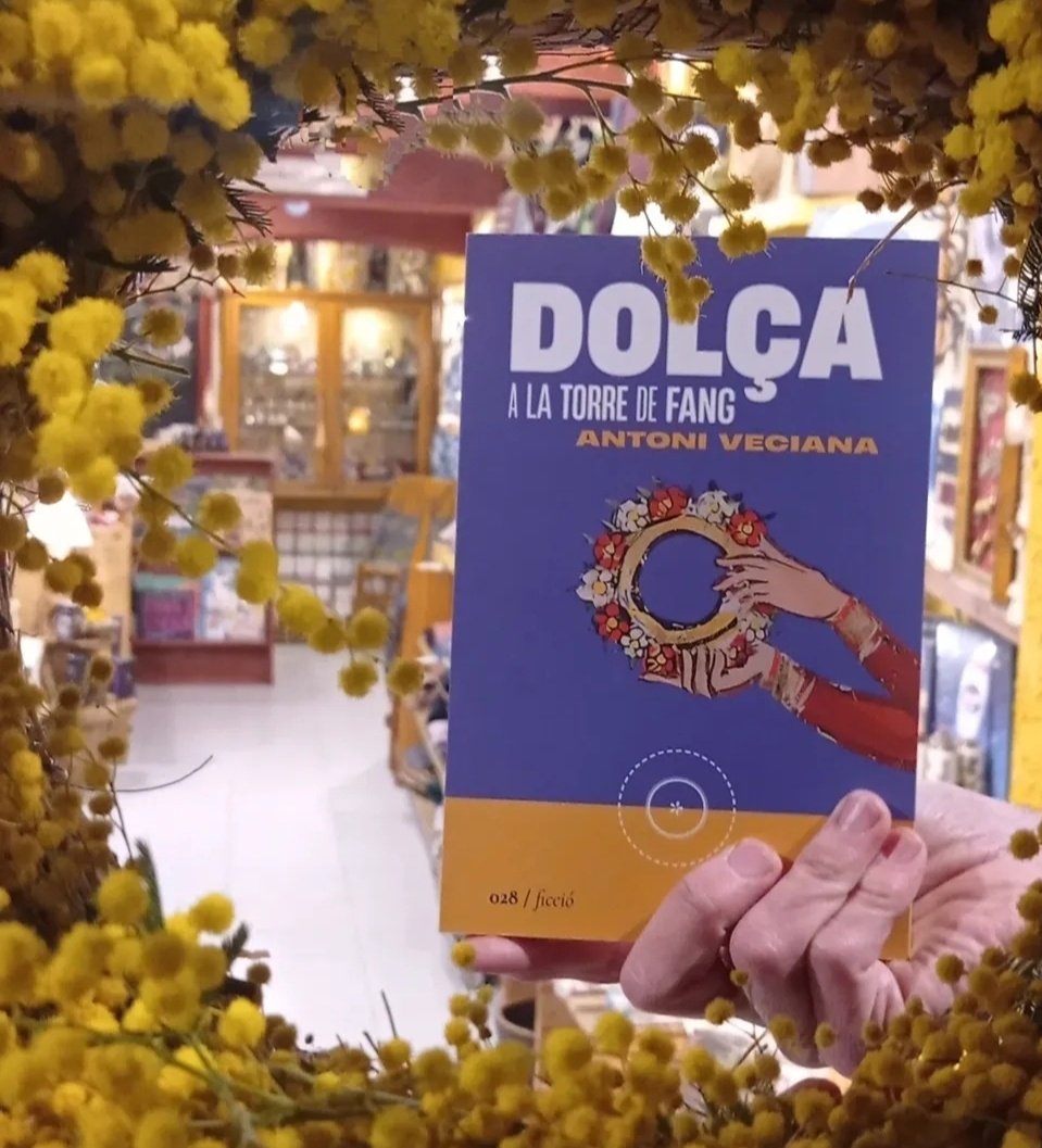 antoniveciana's tweet photo. Si a #Reus voleu comprar #Dolça o altres llibres de la @SegonaPeriferia  podeu trobar-los a les botigues de sempre: @GaudiLlibreria @GalateaLlibres, #Batabat o #ElÀrbol. 
Desconfieu de les grans superfícies que menyspreen els autors reusencs, que és menysprear els reusencs. https://t.co/GvfD8RH5KM