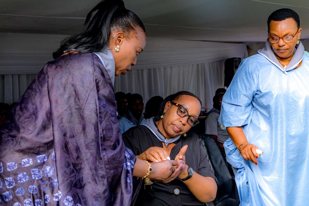 RwandaOmbudsman's tweet photo. Mu ijambo Umuvunyi Mukuru @NirereMadeleine yagejeje ku bitabiriye igikorwa cyo Kwibuka ku nshuro ya 31 Jenoside yakorewe Abatutsi cyabereye ku Urwego rw'Umuvunyi  yabasabye guharanira ko Jenoside itazongera kubaho ukundi ,bakarwanya abapfobya n'abayihakana #Kwibuka31 https://t.co/6zNwhlBEpY