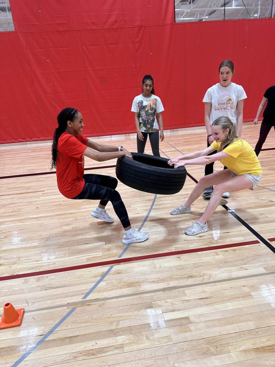 agpiron10's tweet image. Wrapped up week 1 of girls 7th and 8th grade strength and speed training!💪🏼 Excited to see all their progress this spring! @Coach_Theriault @ActivityBatavia