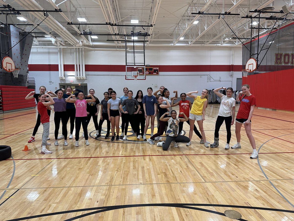agpiron10's tweet image. Wrapped up week 1 of girls 7th and 8th grade strength and speed training!💪🏼 Excited to see all their progress this spring! @Coach_Theriault @ActivityBatavia