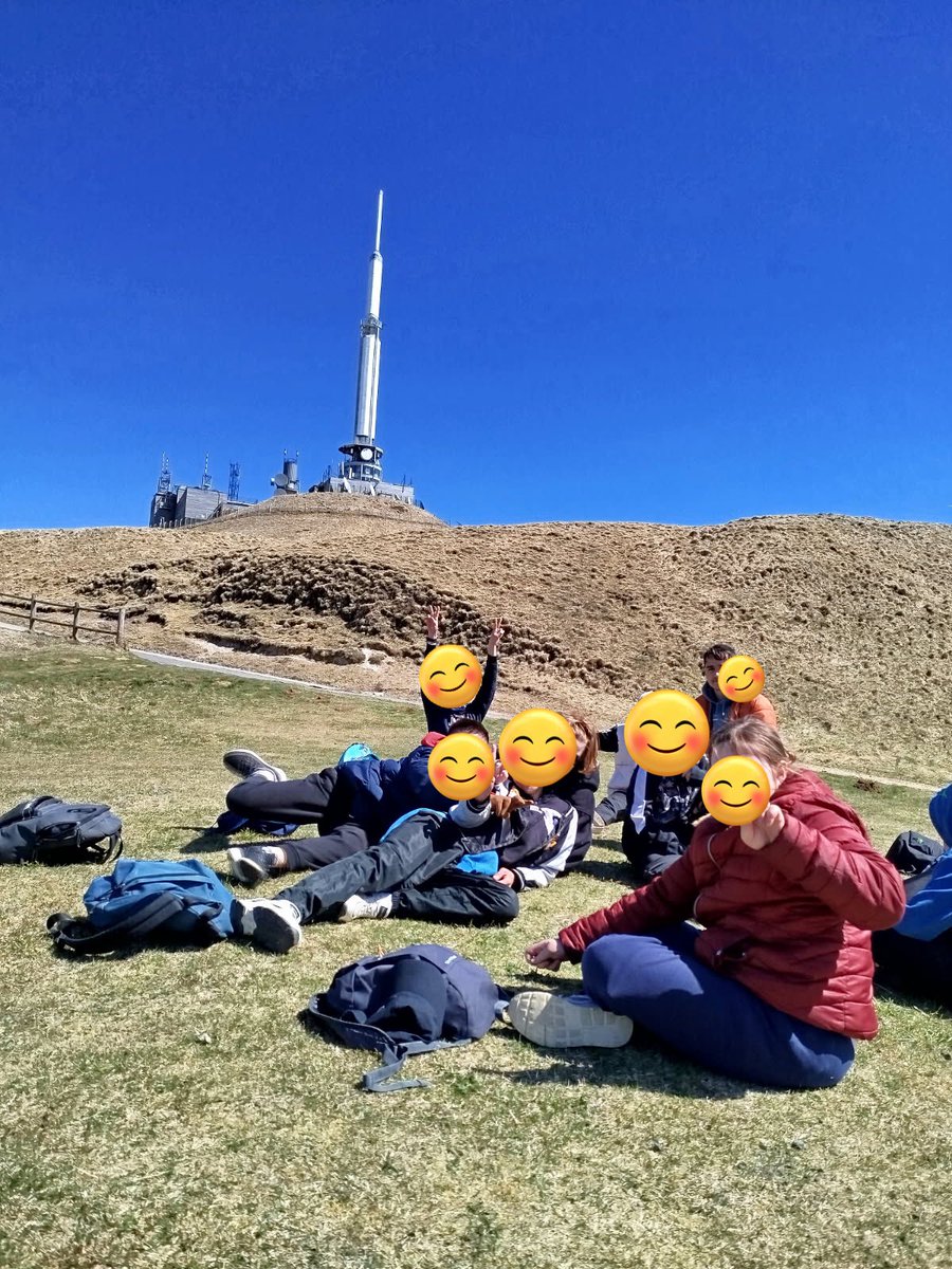 FerryVichy's tweet photo. Tous les élèves de 4ème ont pu bénéficier d’une journée au Puy-de-Dôme dans le cadre d’une sortie pédagogique autour de la #géologie ! 
Les élèves étaient ravis de découvrir ce cadre sous un joli soleil
Merci à Mme BONNEFOY et M. BOMBE pour l’organisation. 
@DSDEN_03 @acclermont https://t.co/XixLoCWjrN