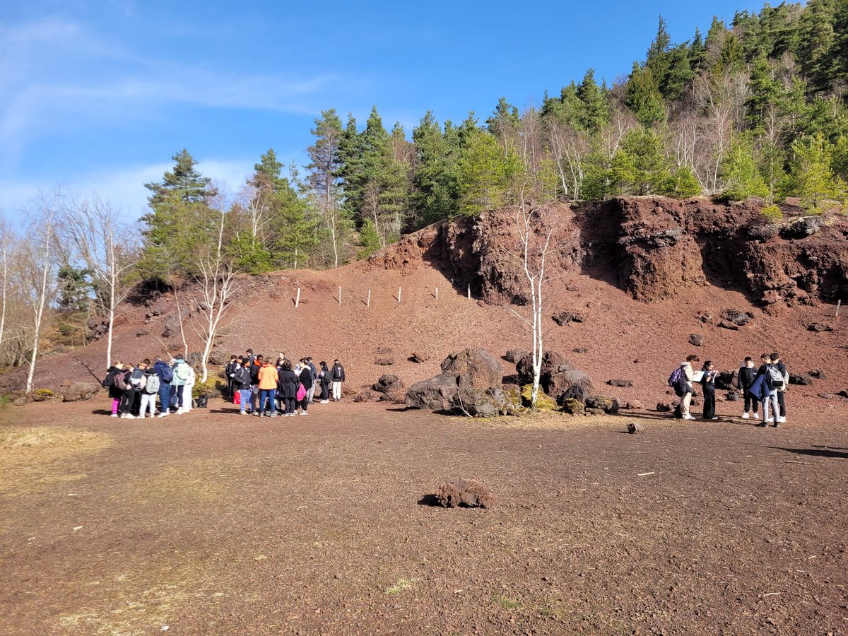FerryVichy's tweet photo. Tous les élèves de 4ème ont pu bénéficier d’une journée au Puy-de-Dôme dans le cadre d’une sortie pédagogique autour de la #géologie ! 
Les élèves étaient ravis de découvrir ce cadre sous un joli soleil
Merci à Mme BONNEFOY et M. BOMBE pour l’organisation. 
@DSDEN_03 @acclermont https://t.co/XixLoCWjrN