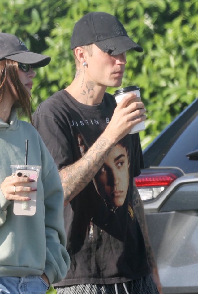 biebsoul's tweet photo. me parece muy irreal ver a justin con una camiseta de la era believe en 2025 😭 https://t.co/Y9rNUlKcuS