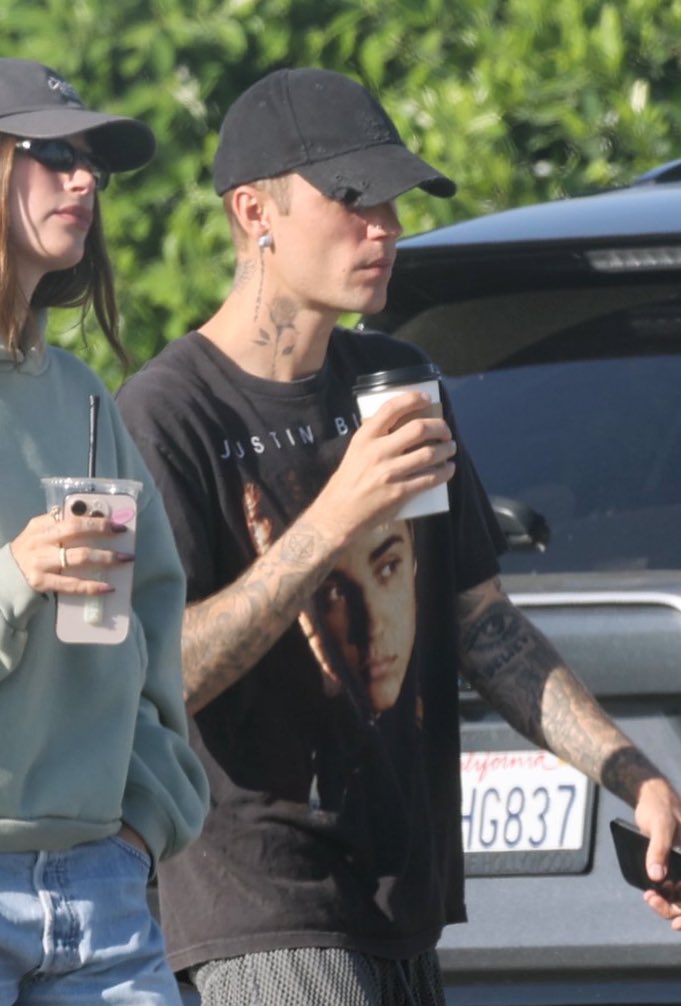 biebsoul's tweet photo. me parece muy irreal ver a justin con una camiseta de la era believe en 2025 😭 https://t.co/Y9rNUlKcuS