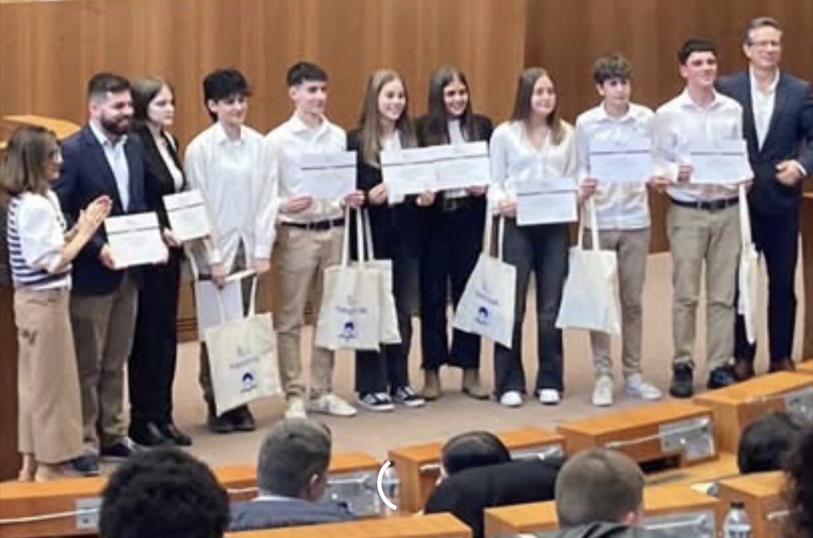 TeresianasSala's tweet photo. ¡Enhorabuena a nuestro alumnado de 3° y 4ºESO por llegar a la semifinal de la Liga de Debate regional!
#Alia2 de la Palabra @FETeresiana https://t.co/zI54kFH6uk