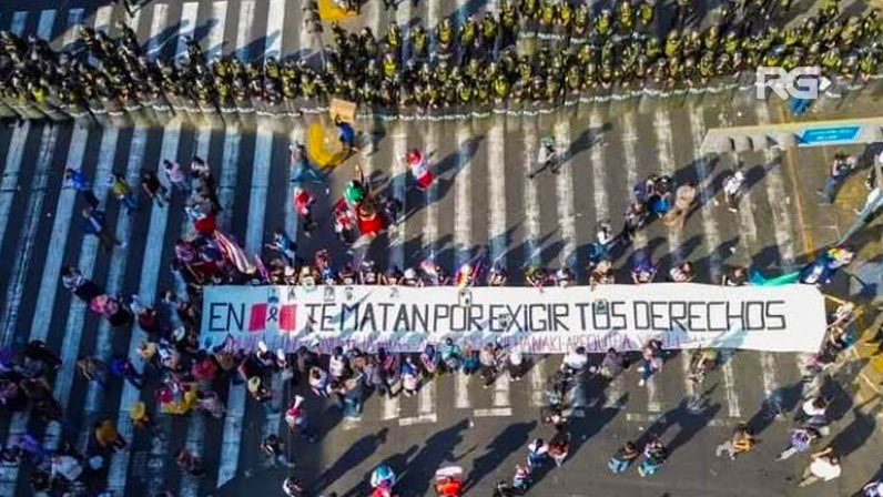 RodolfoPerezOpe's tweet photo. La Policía reprime a transportistas que marchan por seguridad y paz. Les impiden llegar a Palacio y al Congreso.

¿Por qué tantos Policías protegen a autoridades completamente inútiles y abandonan a la ciudadanía que reclama por sus derechos? 

#ParoDeTransportistas https://t.co/zoNC5BdG1X
