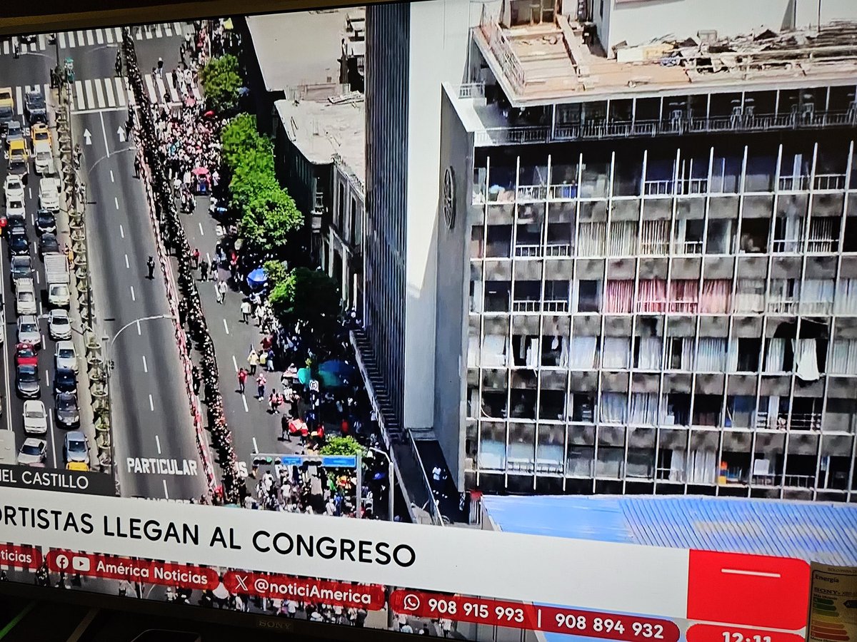RodolfoPerezOpe's tweet photo. La Policía reprime a transportistas que marchan por seguridad y paz. Les impiden llegar a Palacio y al Congreso.

¿Por qué tantos Policías protegen a autoridades completamente inútiles y abandonan a la ciudadanía que reclama por sus derechos? 

#ParoDeTransportistas https://t.co/zoNC5BdG1X