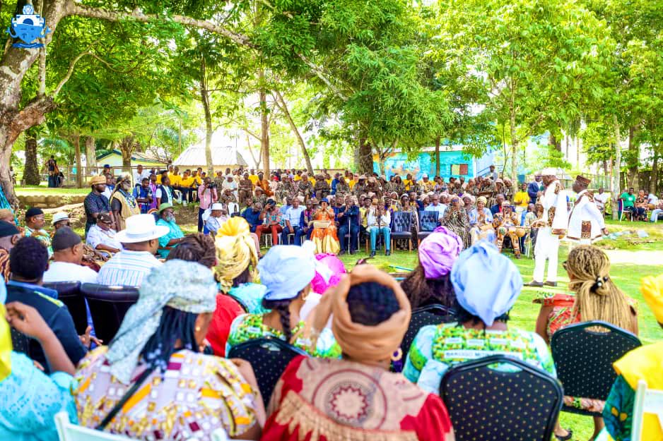 C’est dans le cadre de notre Diplomatie coutumière et du dialogue intercommunautaire que j’ai reçu avec bienveillance les ressortissants de la Lekié dans le Littoral. Ce fut une opportunité de célébrer la diversité et le dialogue intercommunautaire.