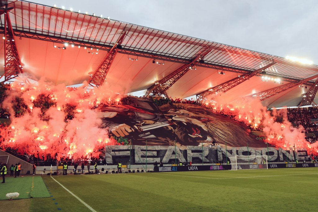 CzarneckiMat's tweet image. Oprawa kibiców @LegiaWarszawa na meczu z @ChelseaFC w 1/4 finału @Conf_League #ultras @101ULTRAS @Avanti_1989 #LEGCHE #zyleta #FearNoOne