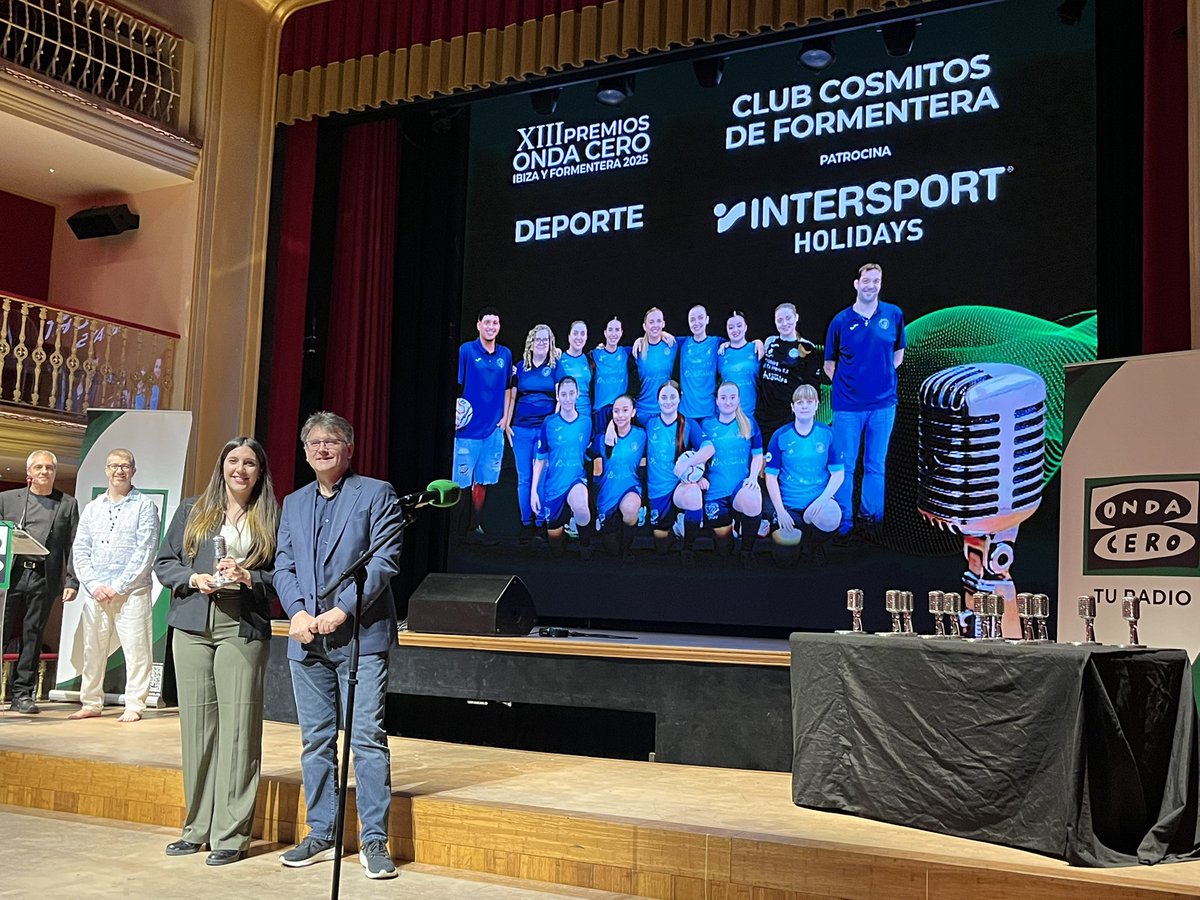 ⚽️ #PremiosOCRIbizayFormentera | El club Cosmitos de Formentera (<a href="/CosmitosForm/">Cosmitos EC Formentera</a>) recibe el premio en la categoría de Deportes

👉 Patrocina Intersport Holidays (<a href="/Intersport_es/">Intersport Spain</a>)