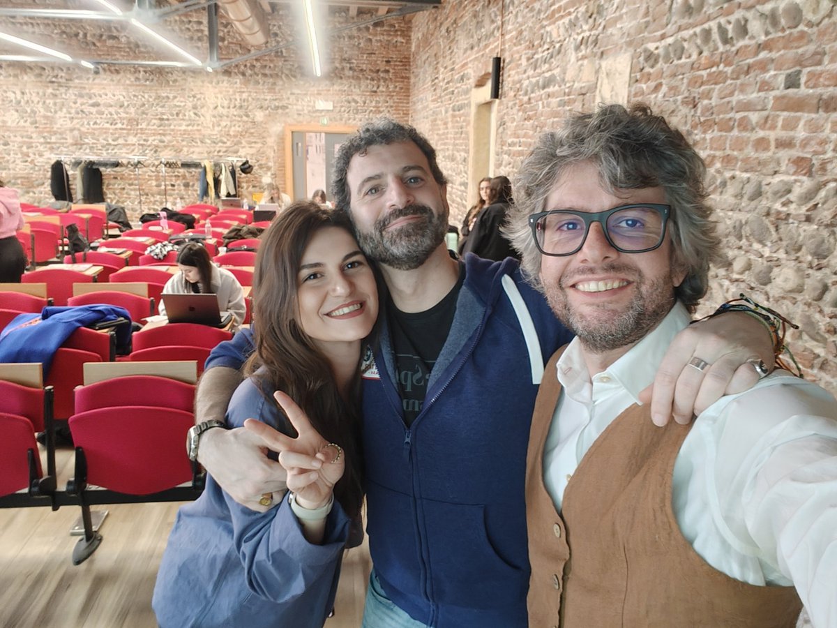 Gran finale del corso 2025 di Advertising Digitale a @IUS_VE #Verona  assieme a @Laurastacksats, che ringrazio per il suo fantastico speech su  influencer marketing e #Bitcoin. 🚀 Nella foto: assieme al mitico @