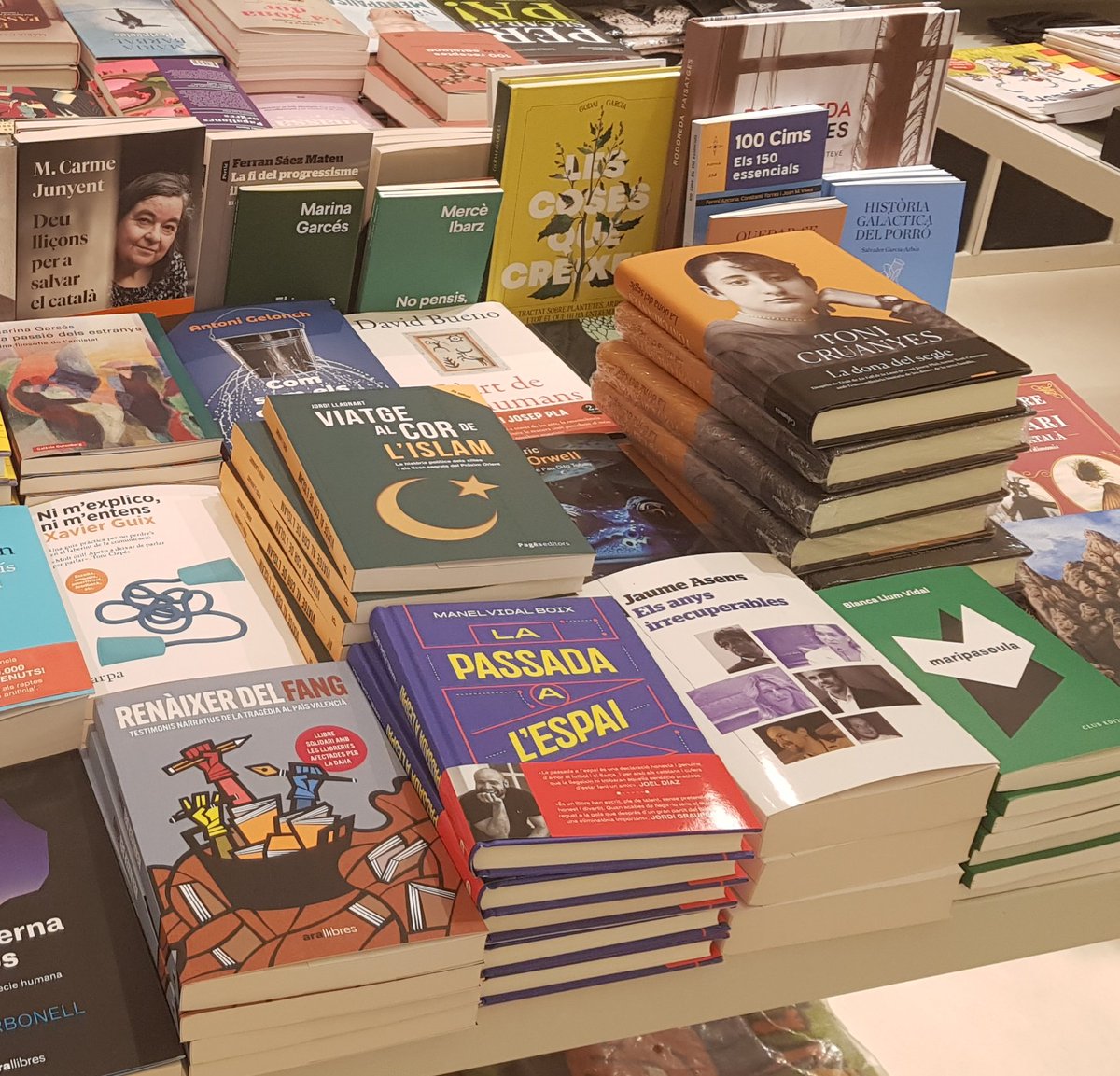 Avui he passat per l'<a href="/EspaiVilaWeb/">La Botiga de Vilaweb</a> per signar exemplars de 𝙑𝙞𝙖𝙩𝙜𝙚 𝙖𝙡 𝙘𝙤𝙧 𝙙𝙚 𝙡'𝙞𝙨𝙡𝙖𝙢 pels lectors que no podran venir a Barcelona per #SantJordi2025
Pocs llocs tracten tan bé aquest viatge a #IslamXiïta com <a href="/VilaWeb/">VilaWeb</a> ❤️