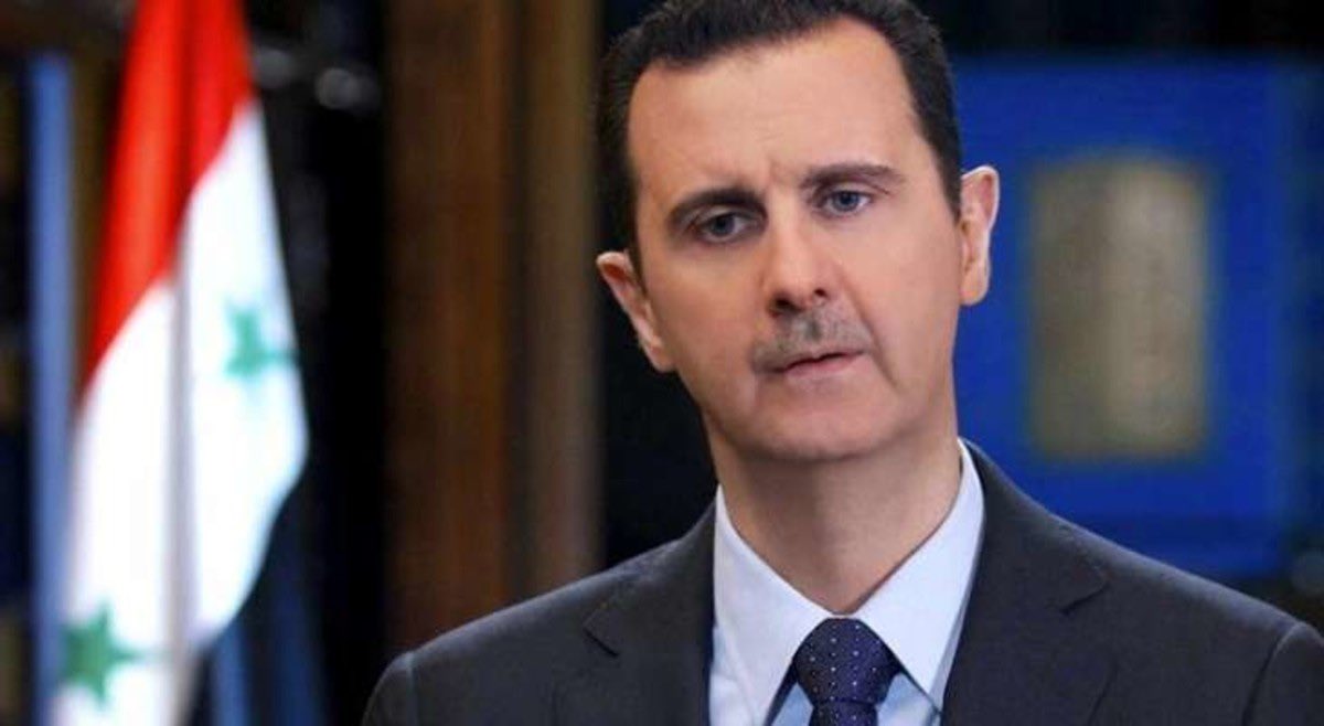 كان يرأس دولة .. أصبح لاجئ في دولة أخرى!

يبدو أن مستشاريه اخفوا عنه بيت أبي تمام:

فَلا تَأَمَنِ الدُّنْيَا وَإِنْ هِيَ أَقْبَلَتْ
عَلَيْكَ فَمَا زَالَتْ تَخُونُ وَتَغْدُرُ