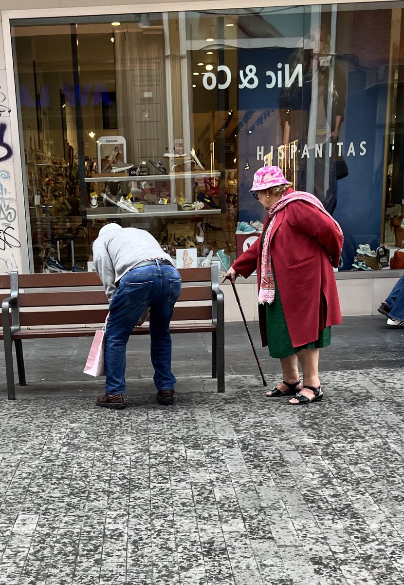 rosimdina's tweet photo. Le está limpiando el banco a su mujer para q se siente 😭😭😭 https://t.co/Gjdufhxy8D