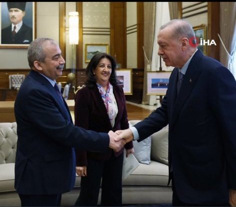 Dem Parti heyeti Erdoğan'la tokalaştığı sırada, CHP, Dem Partisiyle kent uzlaşısı yaptığı için terörden yargılanıp, belediyesine kayyum atanmış durumdaydı 
Böyle, saçma sapan, aptal bir siyasetin içinde kendimize yol,çocuklarımıza gelecek arıyoruz