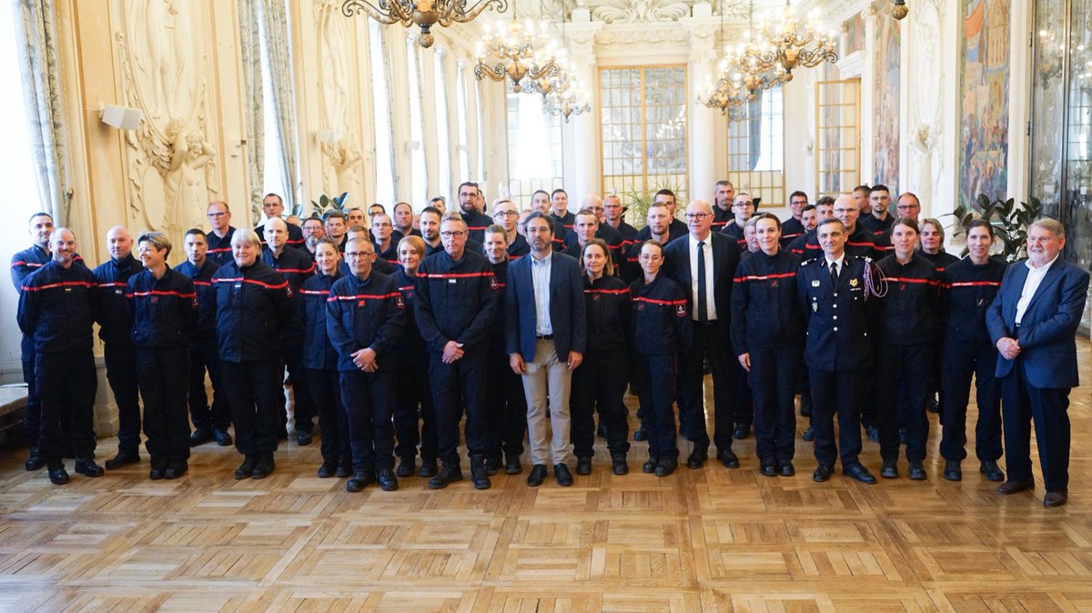 GrandReims's tweet image. Cérémonie de transfert du corps intercommunal des #SapeursPompiers volontaires du #GrandReims au #SDIS51 ! Une intégration qui concerne 192 sapeurs-pompiers, 13 centres de secours et 27 véhicules, pour une souplesse accrue ou encore un #renforcement des collaborations.