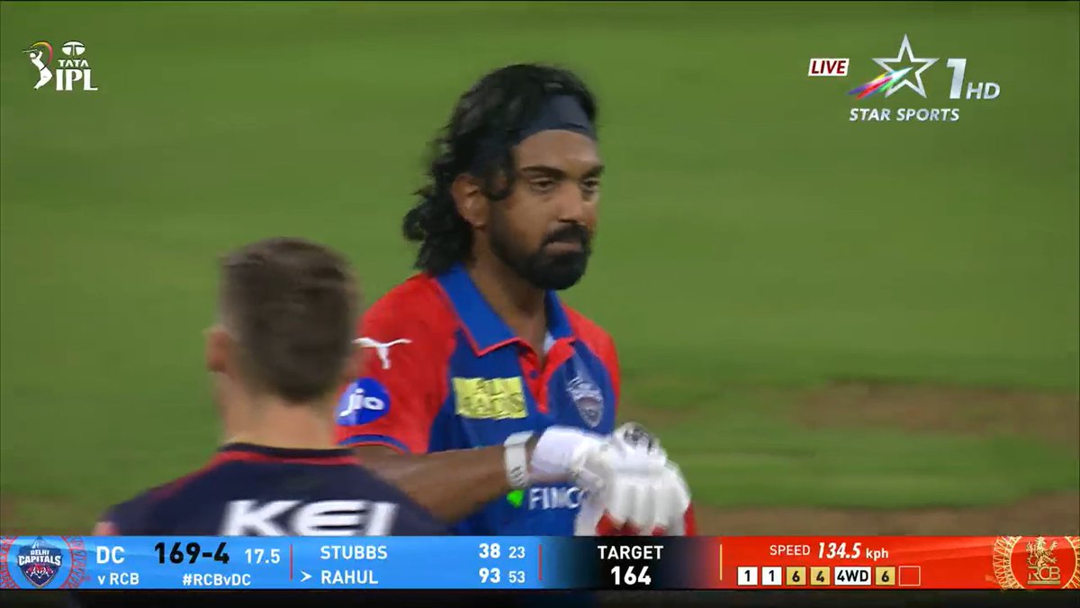 CricCrazyJohns's tweet photo. THIS IS HIS GROUND 🥶

- Cold celebration by KL Rahul....!!!! https://t.co/yXG7Gt4JnN