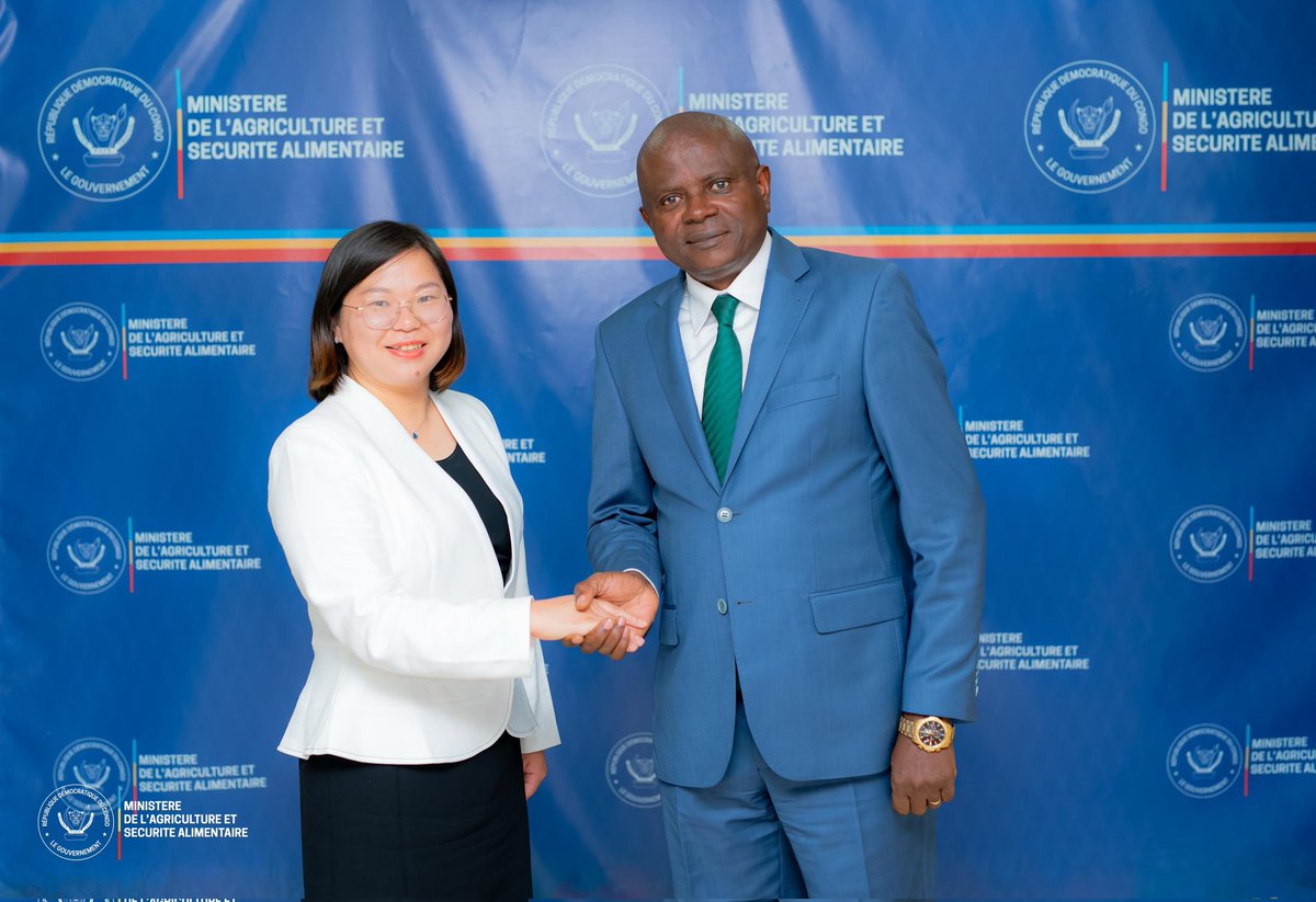 marc22Hd's tweet photo. 🇨🇳🤝🇨🇩 Coopération agricole RDC-Chine : @MutombMutshail échange avec Liu Cui (Hunan Linshi). Objectif : produire localement semences &amp; équipements agricoles. Cap sur la souveraineté alimentaire !

#RDC #Chine #Agriculture #Investissement  #Mutshail #Kinshasa #CDTA #HunanLinshi https://t.co/COAq5Rq90D