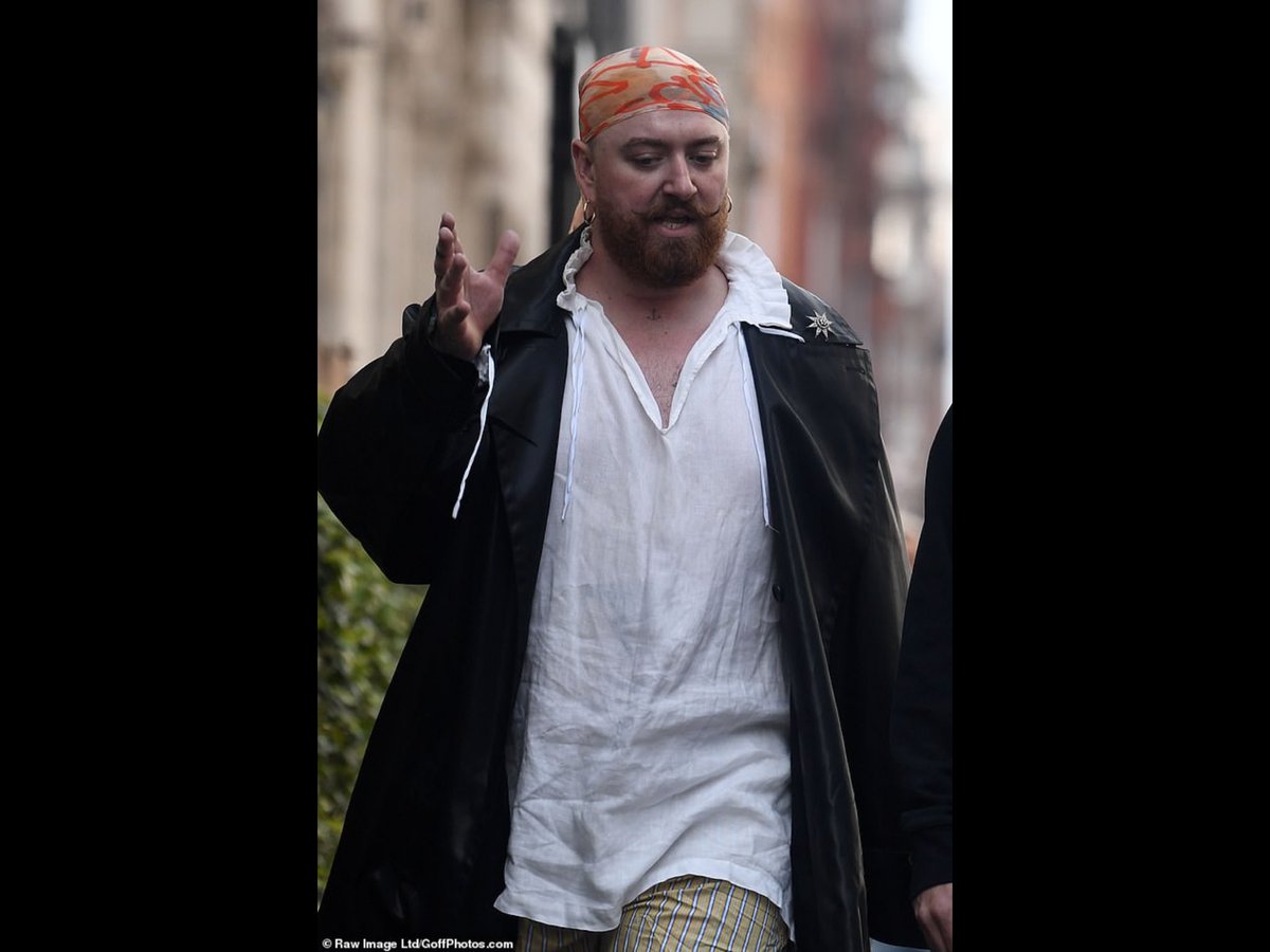 TheNorskaPaul's tweet image. In today’s edition of “What’s Sam done Now.”🤦‍♂️

On Monday #SamSmith decided to dress up as Captain Jack Sparrow to wander the streets of Mayfair, London.

He didn’t look very happy but if I looked like that at just 32-yrs-old, neither would I.😐😂