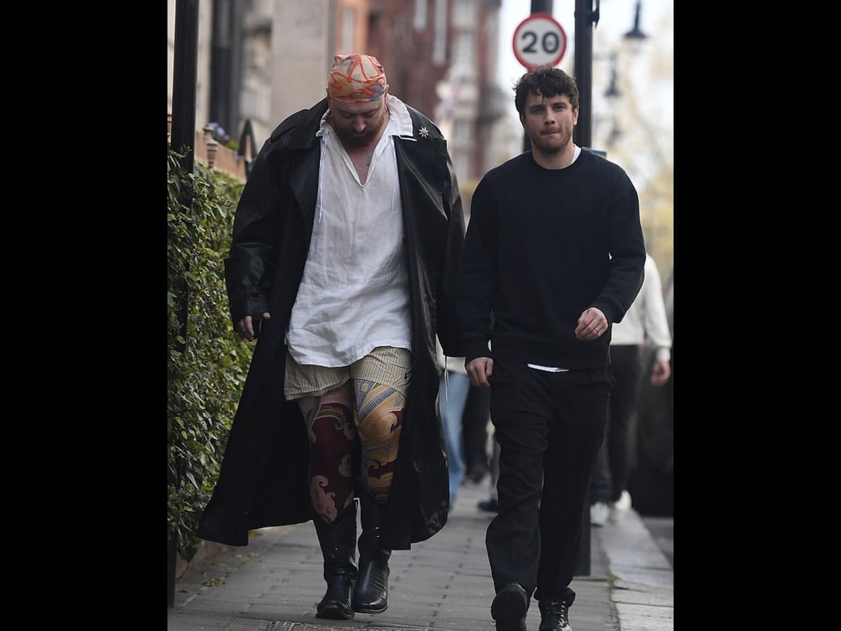 TheNorskaPaul's tweet image. In today’s edition of “What’s Sam done Now.”🤦‍♂️

On Monday #SamSmith decided to dress up as Captain Jack Sparrow to wander the streets of Mayfair, London.

He didn’t look very happy but if I looked like that at just 32-yrs-old, neither would I.😐😂
