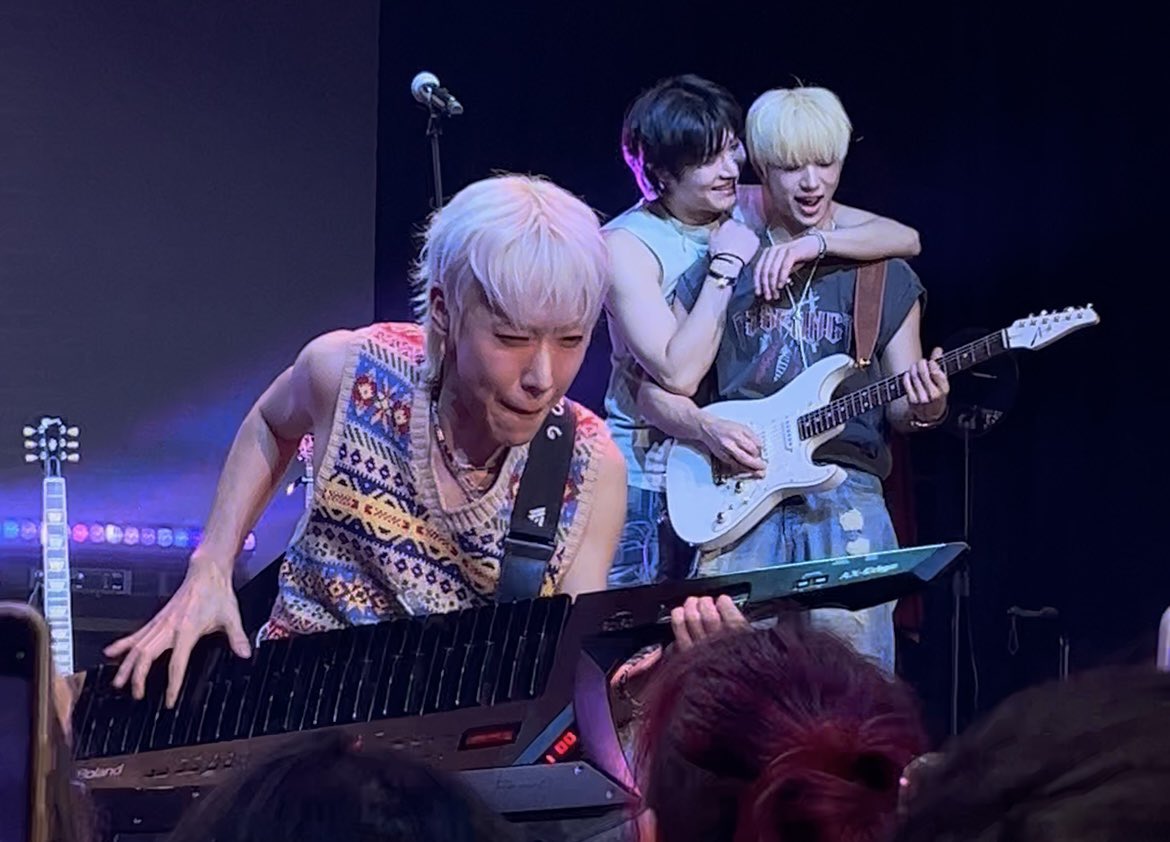 bunheeblue's tweet photo. zero context ONEWE concert https://t.co/eci1AgXtsH