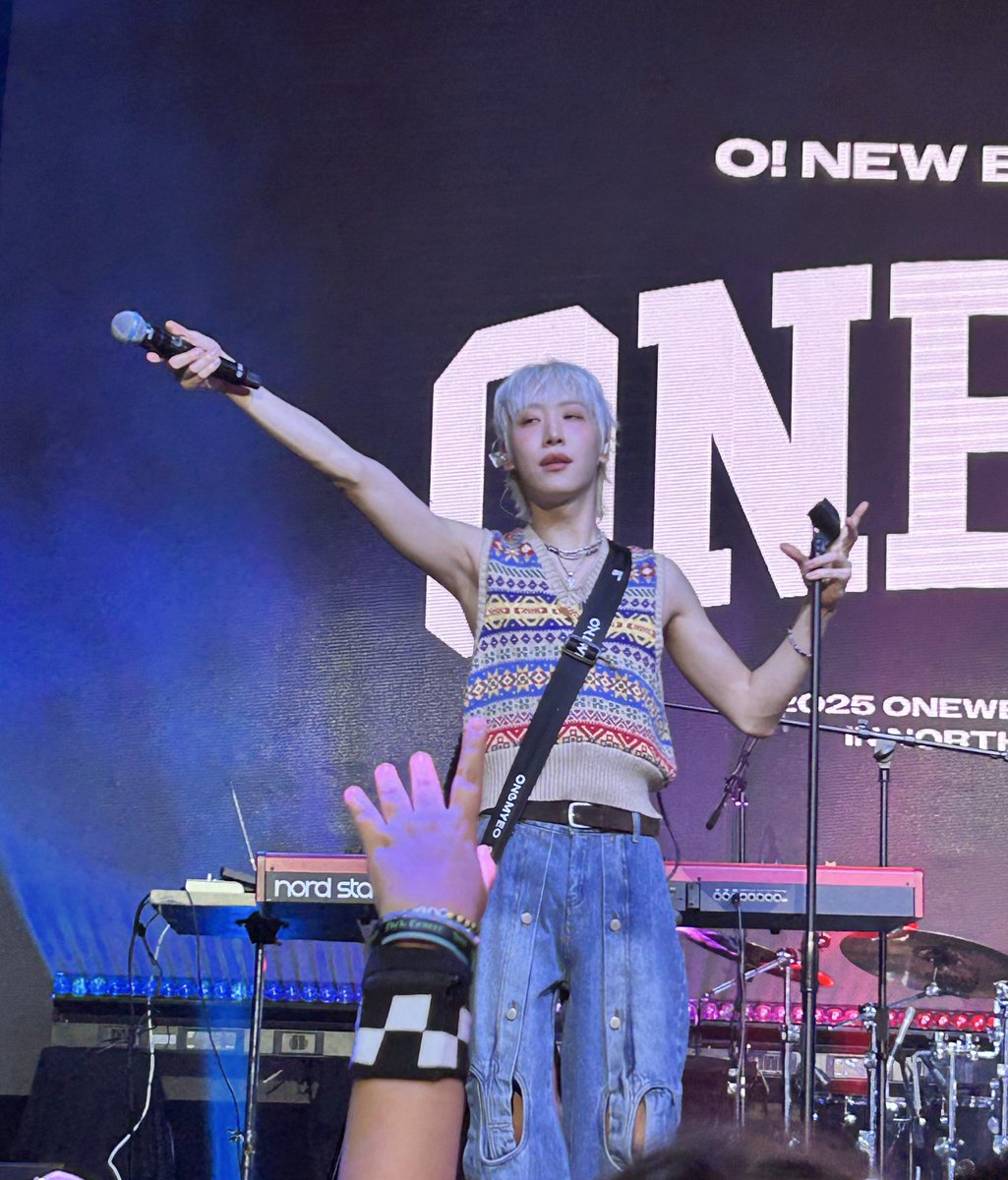 bunheeblue's tweet photo. zero context ONEWE concert https://t.co/eci1AgXtsH