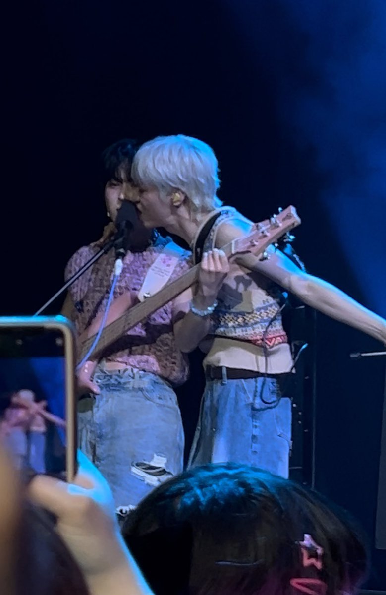 bunheeblue's tweet photo. zero context ONEWE concert https://t.co/eci1AgXtsH