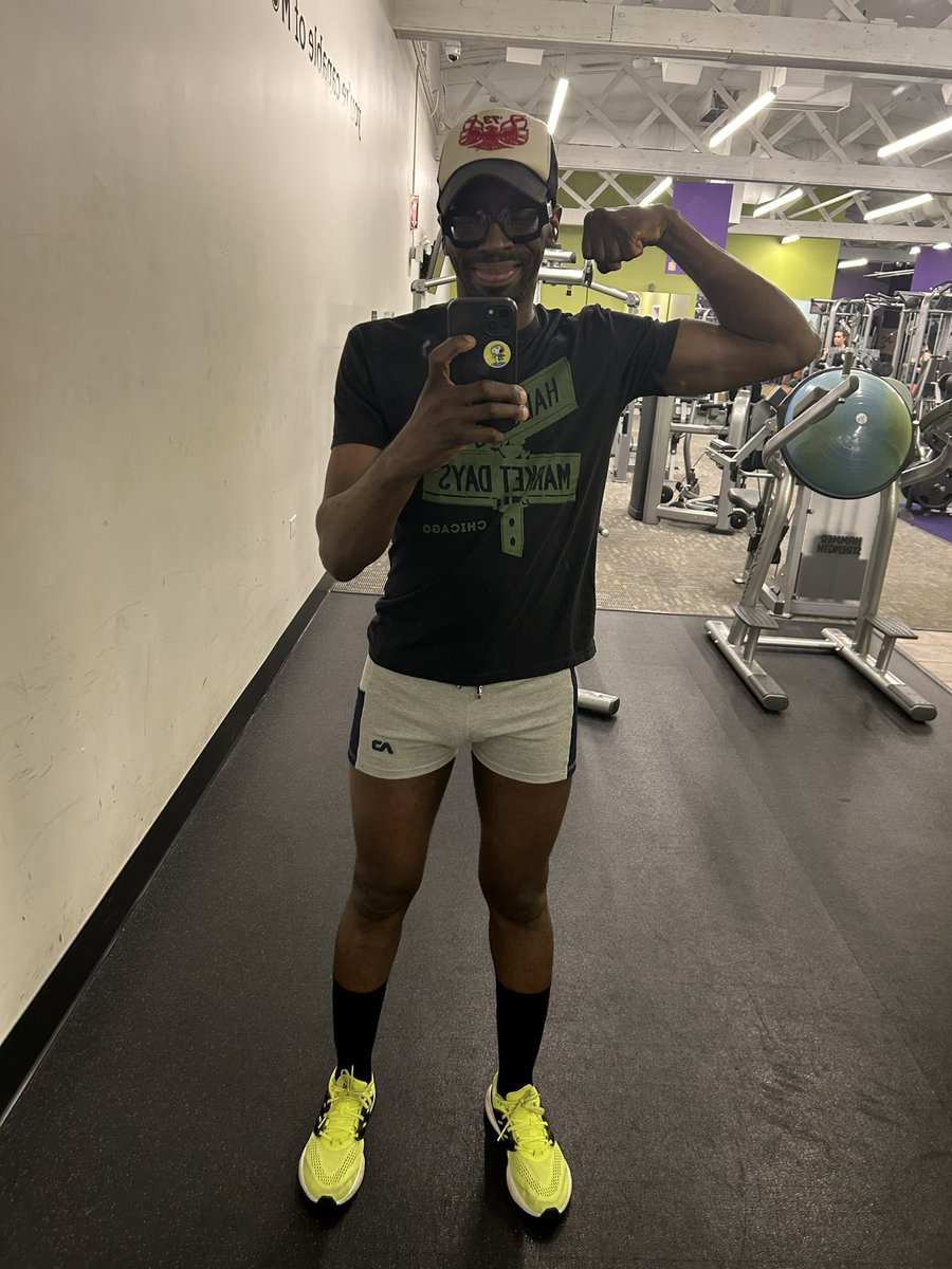 lostboy2's tweet photo. Getting ready for Chicago Summer😎☀️🏖️ #Week61 #D204 #Cardio #FreeWeights https://t.co/Lb0MzJowIt