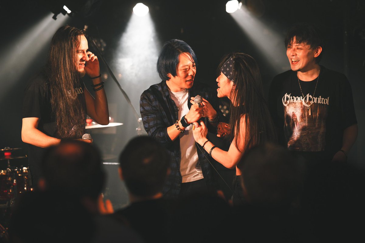 先日のワンマンライブでしっかり目立ってしまった様子です笑

たもつ(<a href="/tamo_metallic/">たもつ</a> )のローディとして現場に行きましたが、ダン(<a href="/Dan_aFigueiredo/">Dan Figueiredo (ダン・フィゲイレド)</a> )の通訳もすることになり、なぜかステージに笑

優しいメンバーと暖かいお客様でよかった笑

関西人しっかりフリには応えますよ〜！

Photos by