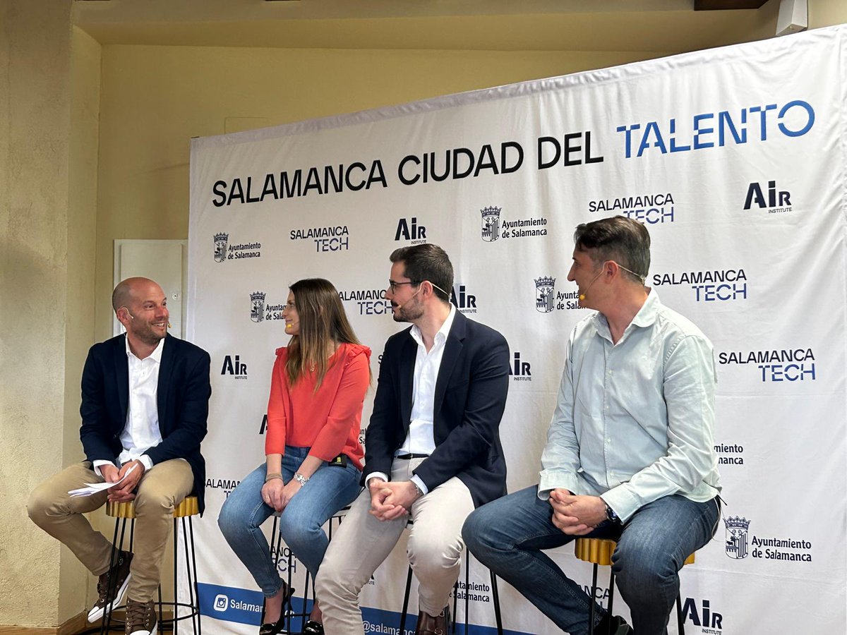 salamancatech's tweet photo. 🗣"Salamanca tienes una cosa muy especial... ¡Está llena salmantinos!". Así cierra Félix Rivas de @viveradio_sal el primer #EncuentroTech.
#SalamancaTech https://t.co/qTAQRpnVOw