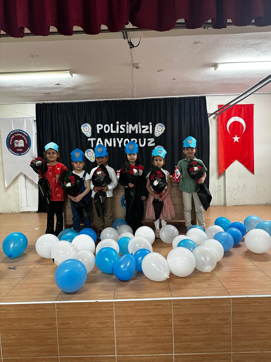 Hediyeleri ile öğrencilerimizi sevindirmeye gelen Emniyet Teşkilatı Personeli Polislerimize, okul öncesi öğretmen ve öğrencilerimizden yaş pastalı sürpriz. Bizde Milletimizin huzuru ve güvenliği için fedakârca görev yapan Emniyet Teşkilatımızın kuruluşunun 180. yılını kutluyoruz