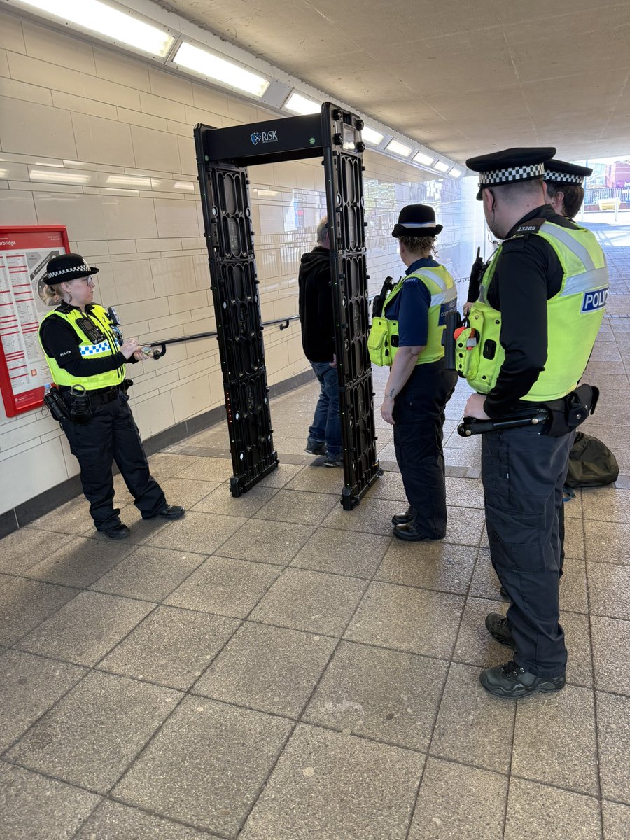 #OpAdvance - Dudley - Knife Arch operation carried out at Stourbridge interchange as part of Op Advance supported by <a href="/ST_Police/">Safer Travel Police</a> - 1400 people went through the Arch - Clear message No to Knife or carrying of knives.