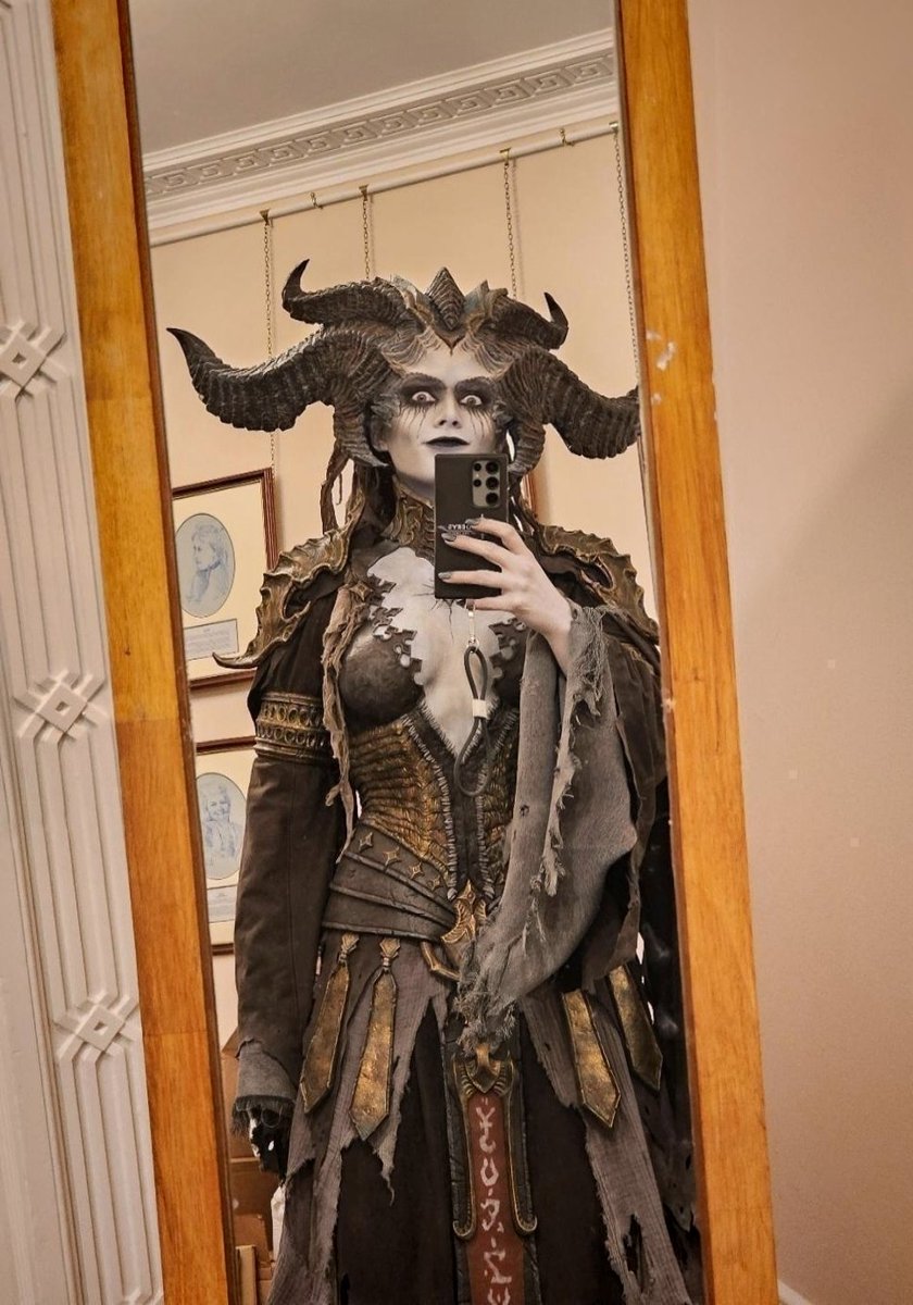 Mother, save me from this life where I don't have time to edit more pictures of you 🥹 Time is just crazy... Here are some of my favourite ones of my Lilith cosplay. The last is obviously the best 😂 <a href="/Diablo/">Diablo</a> <a href="/Diablo_FR/">Diablo FR</a> #Lilith #Cosplay #Diablo