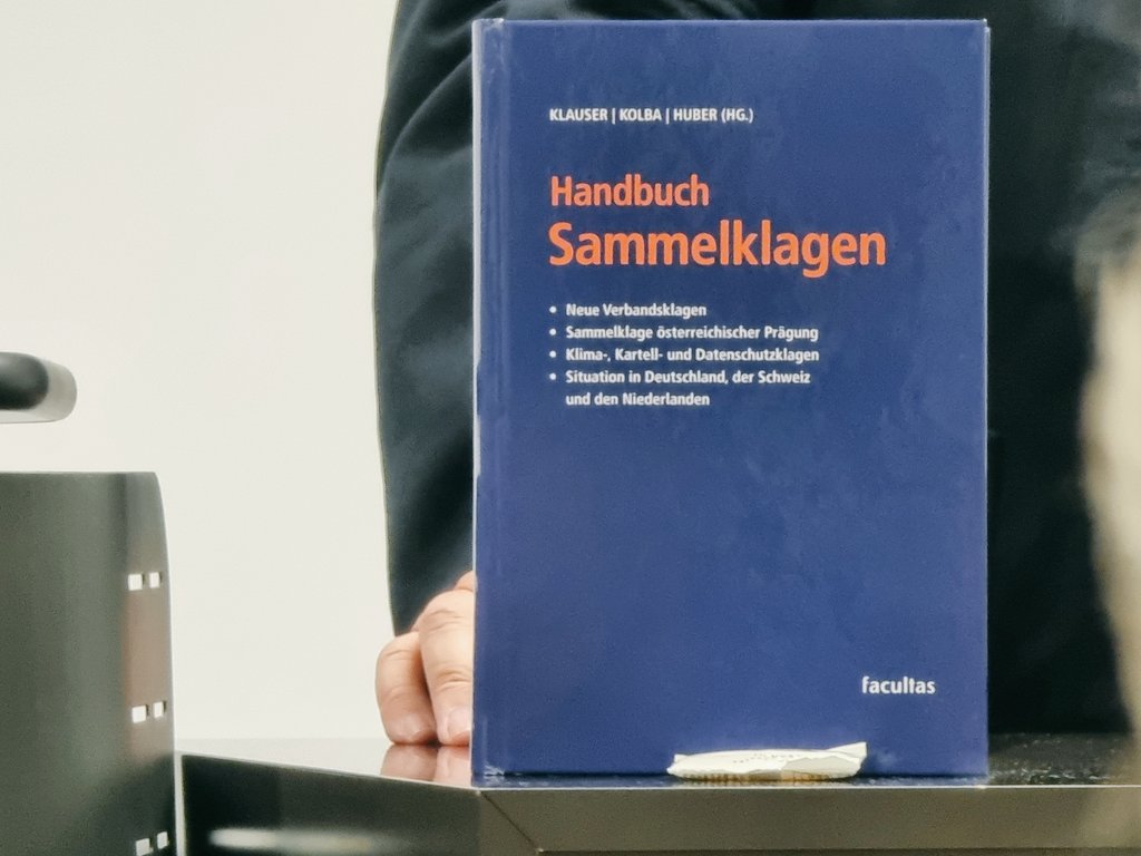 Verbrauchersc13's tweet photo. Als Verbraucher:in brauchen Sie dieses Buch nicht zu lesen, das tun wir für Sie und setzen uns für Ihre Rechte ein 💪 DANKE an Autor @KolbaPeter und den weiteren Mitwirkenden für dieses wichtige Werk! #Verbraucherrechte https://t.co/bcf25ALMLr