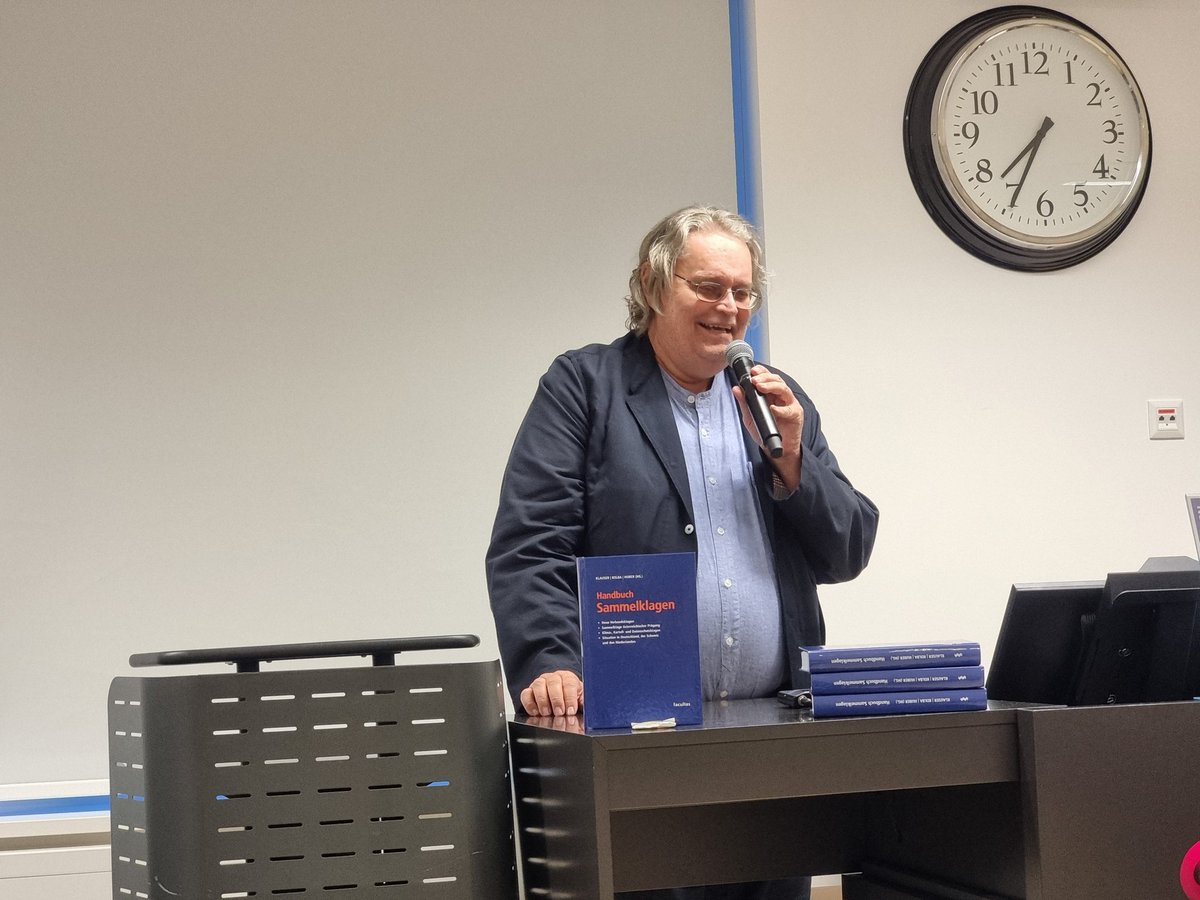 Verbrauchersc13's tweet photo. Als Verbraucher:in brauchen Sie dieses Buch nicht zu lesen, das tun wir für Sie und setzen uns für Ihre Rechte ein 💪 DANKE an Autor @KolbaPeter und den weiteren Mitwirkenden für dieses wichtige Werk! #Verbraucherrechte https://t.co/bcf25ALMLr