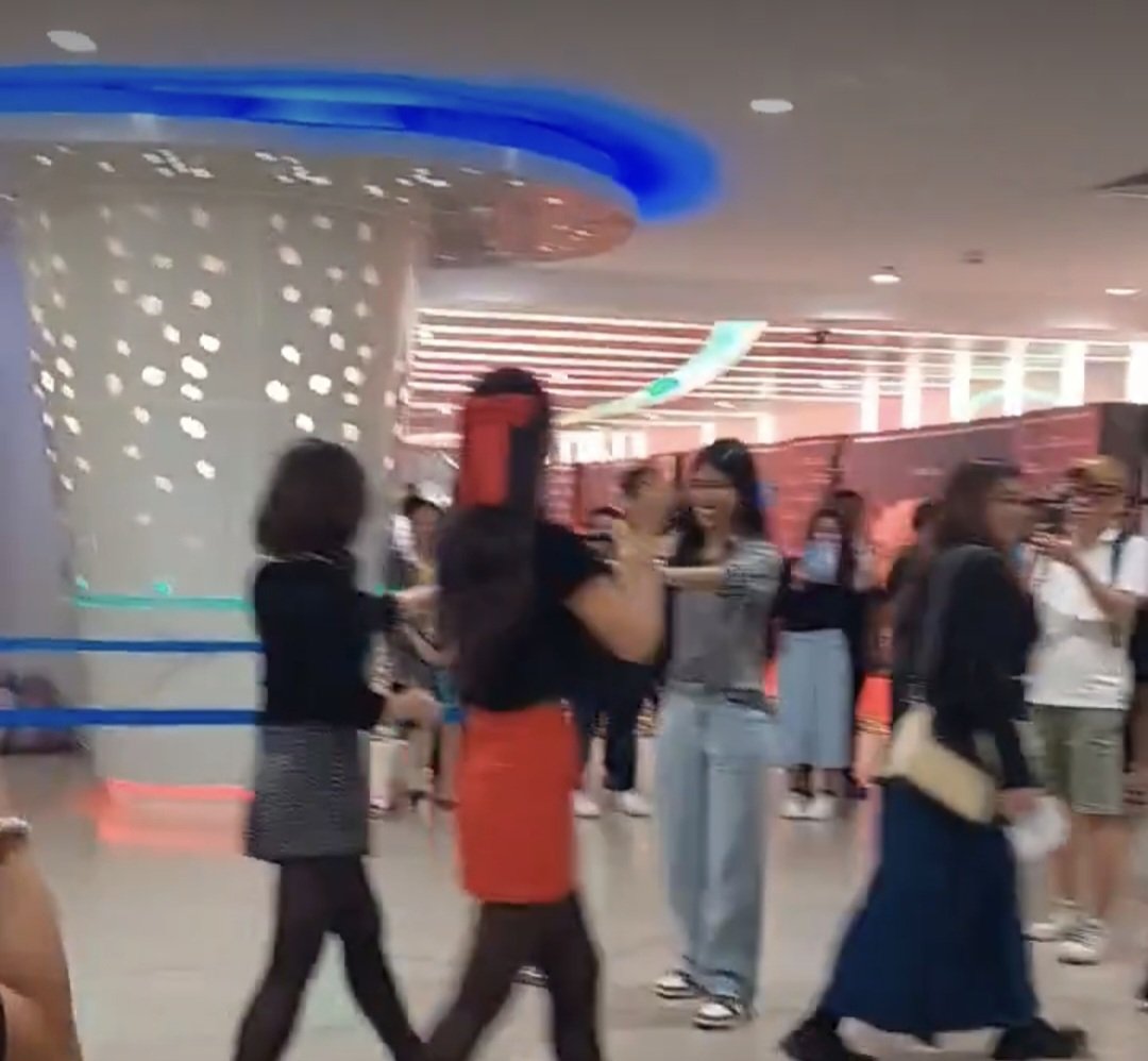 Jay_HLY's tweet photo. This isn't the first time I've seen her push the boundaries to reach the Lapillus members. That girl does that all the time. Look at all the fans in the back, and she jumped the curb. #lapillus https://t.co/MlOnWsXJGi