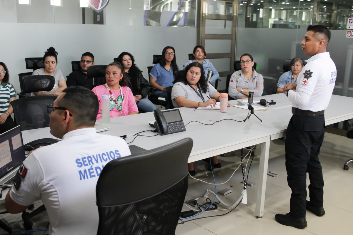 SP_Veracruz's tweet photo. A través de nuestro servicio médico, capacitamos al personal en temas de #PrimerosAuxilios 🧑🏻‍⚕️👩🏽‍⚕️🩺, fortaleciendo la capacidad de respuesta ante emergencias y garantizando espacios más seguros para todos. 👮🏻👮🏽‍♂️

❤️ ¡Nuestra misión es preservar tu seguridad! https://t.co/4vrAtXLbQI