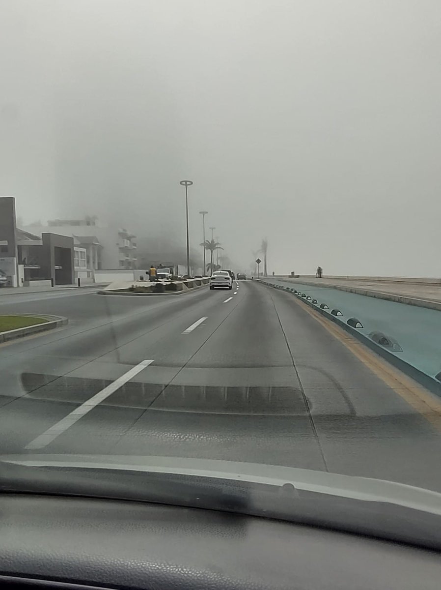 bigfishpesca's tweet photo. Una espesa neblina volvió a envolver la bahía de #Mazatlán, y transformó por unas horas el paisaje costero en un escenario casi onírico. Bajo su manto blanco, las icónicas tres islas 'desaparecieron' de la vista, al igual que la #playa. 
Fotos Raúl Brito https://t.co/pgdwUr1UBP https://t.co/OBZmdyfA7F