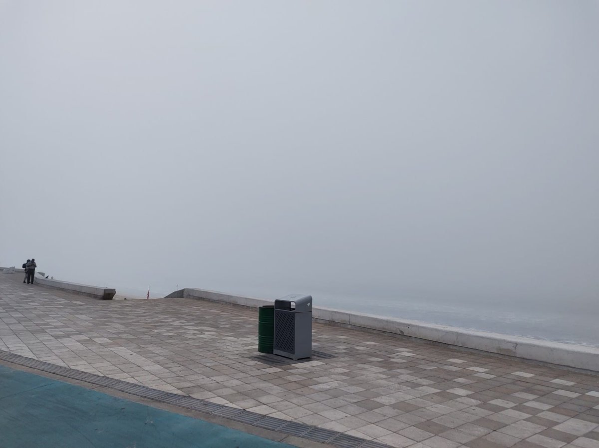 bigfishpesca's tweet photo. Una espesa neblina volvió a envolver la bahía de #Mazatlán, y transformó por unas horas el paisaje costero en un escenario casi onírico. Bajo su manto blanco, las icónicas tres islas 'desaparecieron' de la vista, al igual que la #playa. 
Fotos Raúl Brito https://t.co/pgdwUr1UBP https://t.co/OBZmdyfA7F