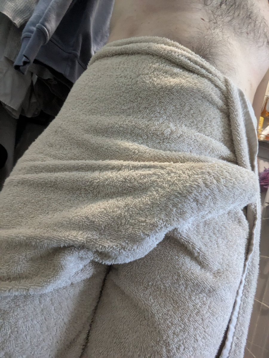 Sam: j'étais chaud en sortant de la douche !
Si tu veux voir ma queue qui sort de la serviette, viens faire un tour et t'abonner sur notre Bluesky : bsky.app/profile/willan…
#gay #gayDick #gayFrance