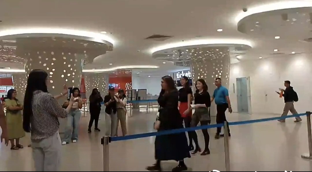 Jay_HLY's tweet photo. Look, she went out where the fans are just so she could record them in a hurry.. I know he's a fan but that's already considered harassment.

@offclLapillus #Lapillus #Stalker https://t.co/9aMnbrCe6I