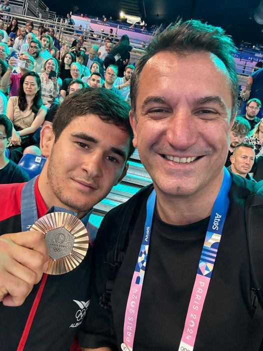 Krenar për kampionin tonë, Chermen Valiev! ❤️

Faleminderit që e ngrite përsëri lart flamurin shqiptar 🇦🇱 dhe u shpalle Kampion i Europës në mundje 🤼, pas medaljes së bronzit në Lojërat Olimpike. 🏅Je më i miri! 💪🏻