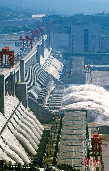 La presa china de las Tres Gargantas: Una maravilla de la ingeniería de $37 MILLONES.

La entidad más GRANDE creada por el hombre en la superficie de la Tierra.

Ya ralentiza la rotación de la Tierra, haciendo que cada día sea ligeramente más LARGO.

Aquí tienes todo lo que