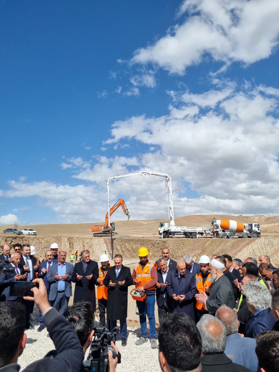 Bazı hayaller geç de olsa gerçeğe dönüşür. 2013’te kurulan kooperatifimizin temeli bugün dualarla atıldı. Sabır, inanç ve emekle gelen bu adım hepimize hayırlı olsun. Daha yolun başındayız, ama artık yoldayız!”
<a href="/sar_mazhar/">Mazhar Sarıkaya</a> <a href="/tcvanvaliligi/">T.C. Van Valiliği 🇹🇷</a> <a href="/valiozanbalci75/">Ozan Balcı</a> <a href="/mfatihkacir/">Mehmet Fatih KACIR</a>