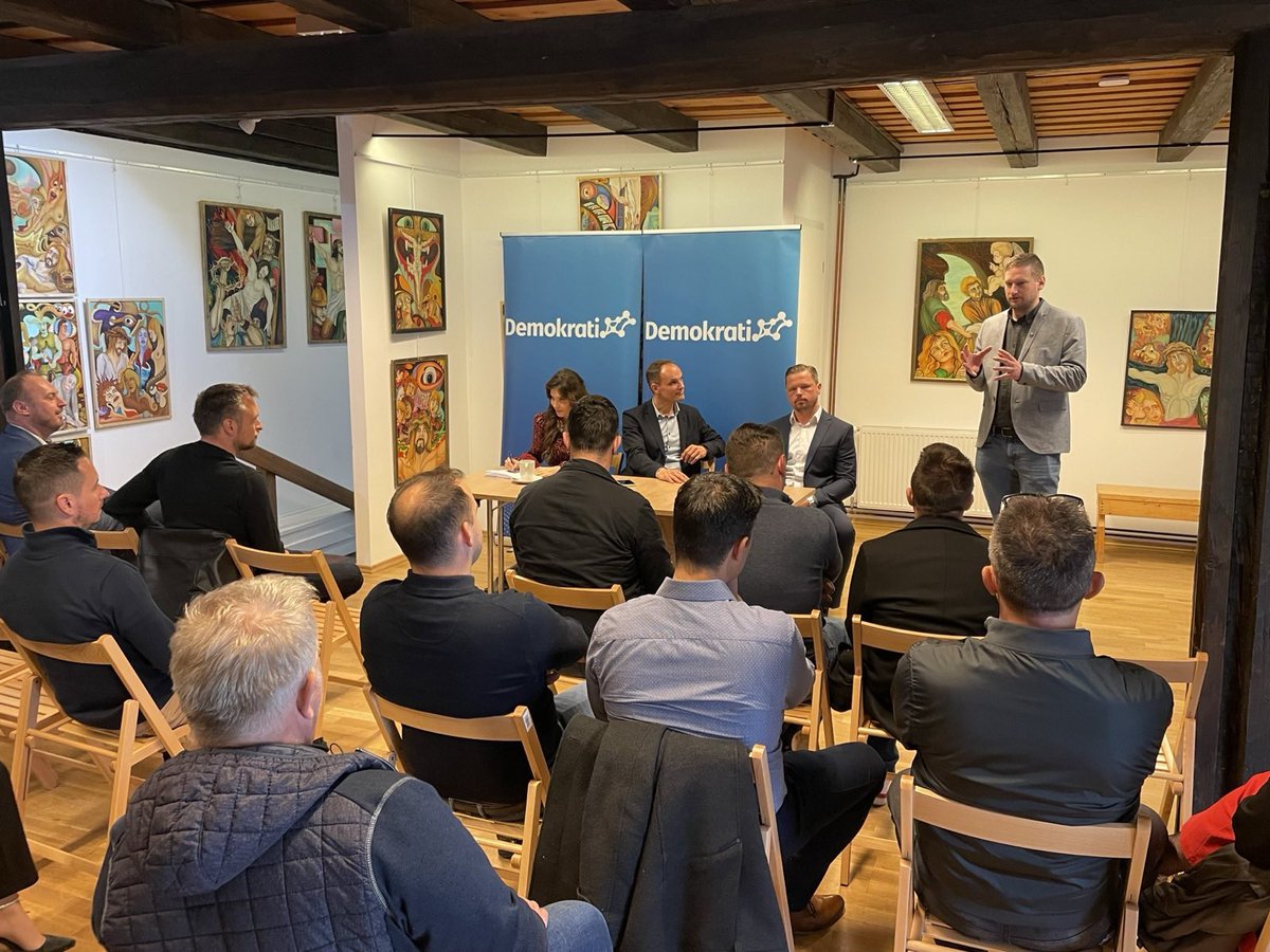 V Velikih Laščah je danes potekala ustanovna seja iniciativnega odbora stranke Demokrati. Dogodka se je udeležil tudi župan Matjaž Hočevar.

Za koordinatorja iniciativnega odbora je bil imenovan <a href="/DejanZakrajek/">Dejan Zakrajšek</a>.

🇸🇮 Prihodnost je v Demokratih.