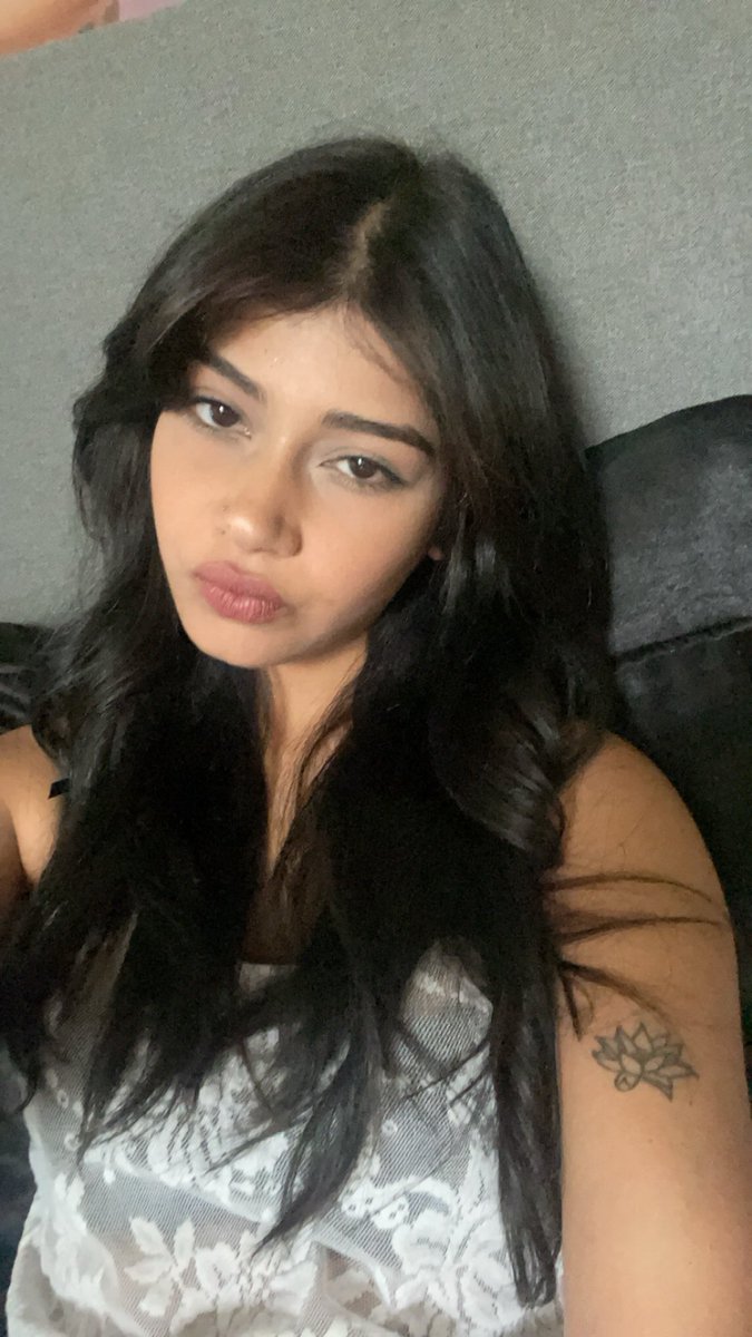 ariaseraphim's tweet photo. #duckface #yolo #drafts https://t.co/tcm7CunpM0