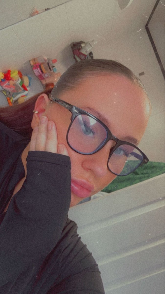 _princesslucyy's tweet photo. Hey you absolute gorgeous doms ❤️‍🔥 

To all you little piggies here’s my links 🐷

https://t.co/FjxKjNabVr https://t.co/kuARPdO9Tg