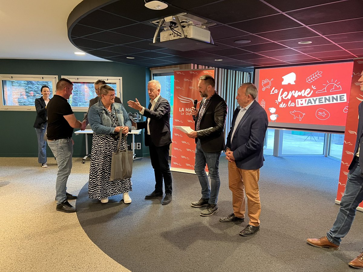 [#AGRICULTURE] 🌾 La Ferme de la Mayenne remercie les acteurs présents au Salon de l'Agriculture 2025. L'occasion de saluer Stéphane Guioullier pour ses années à la tête de la Chambre de l'Agriculture 53.