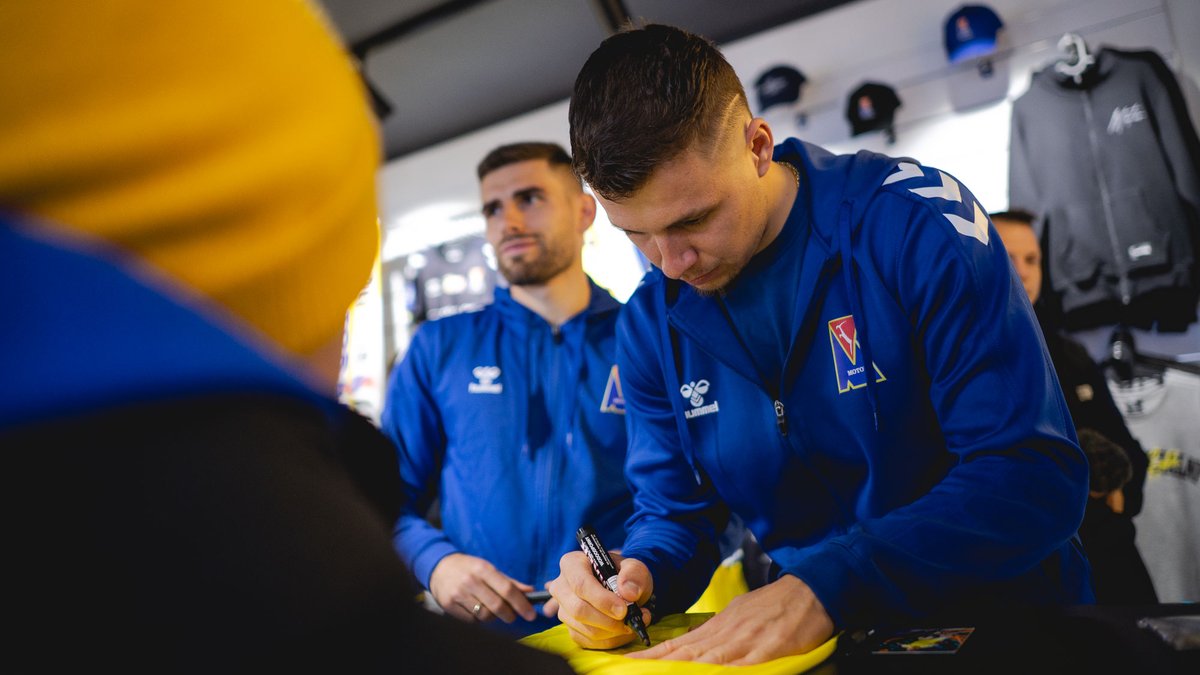 MotorLublin's tweet image. Samuel Mráz i Jakub Łabojko odwiedzili dziś Oficjalny Sklep Kibica – a Wy jak zawsze dopisaliście! 🔥

Dzięki, że byliście! 💛🤍💙